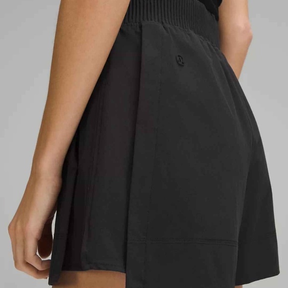 Stretch woven Lululemon shorts - Picture 5 of 5